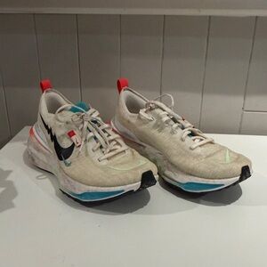 Nike Invincible Run 3 Running Shoes in Cream with Blue & Black Accents